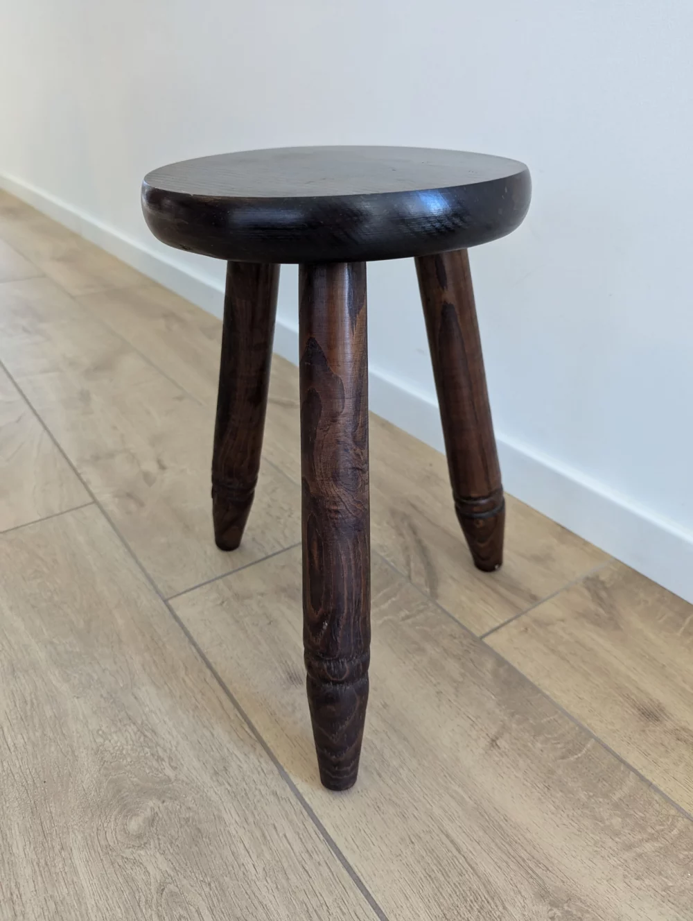 Tabouret tripode en bois – Image 3