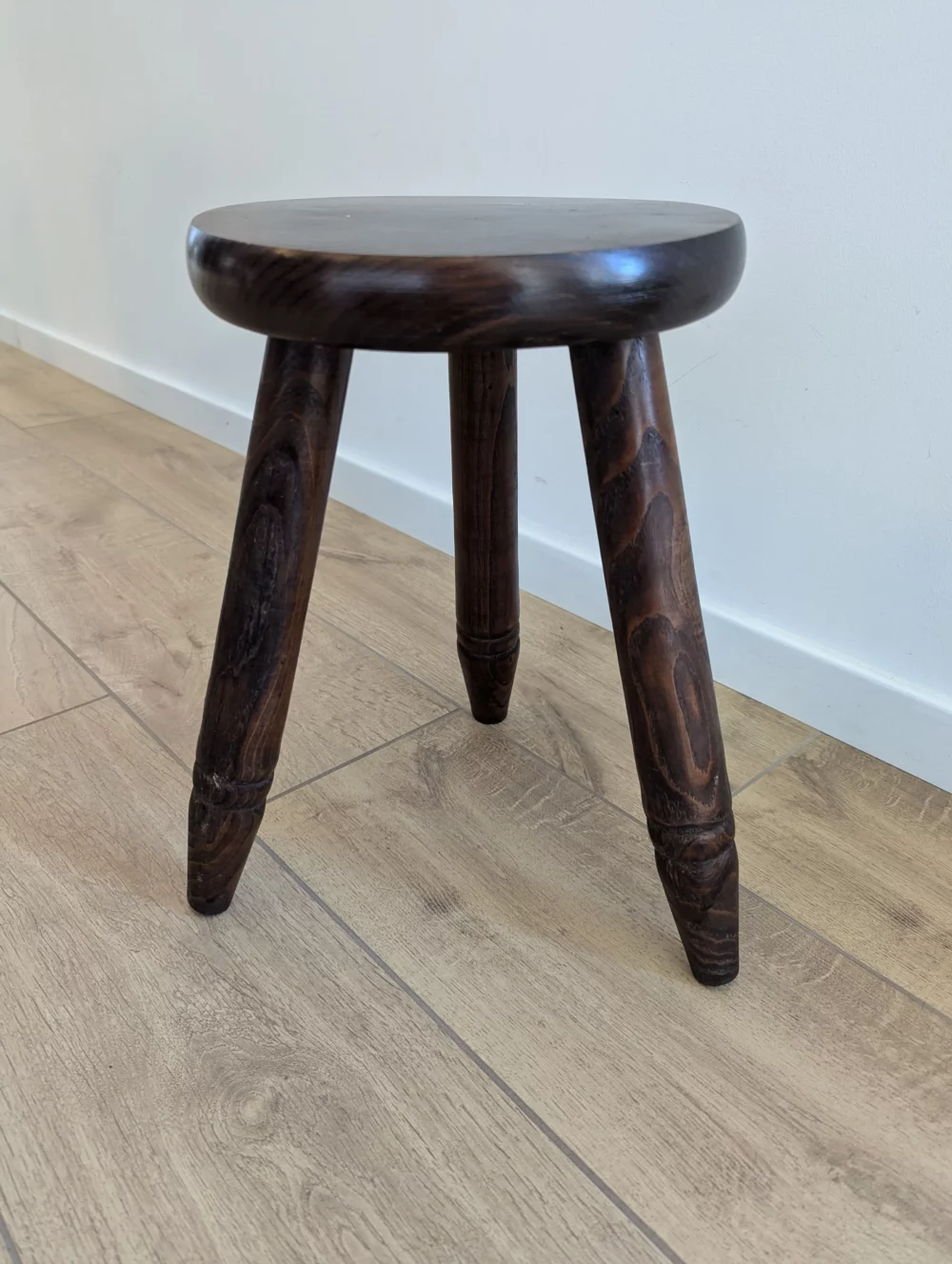 Tabouret tripode en bois – Image 4