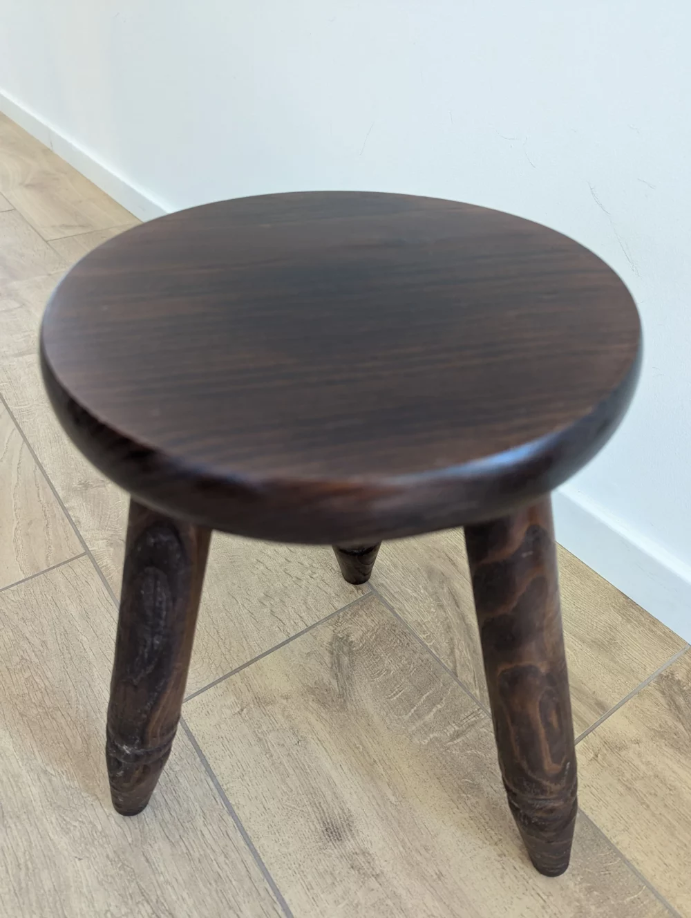 Tabouret tripode en bois – Image 2